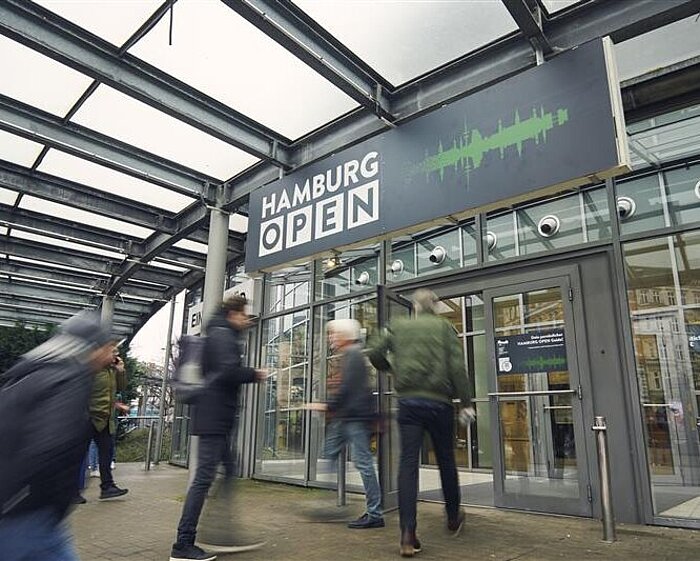 Besuchende strömen zum Eingang der HAMBURG OPEN