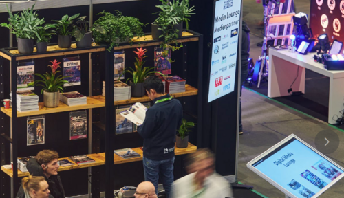 [Translate to EN:] Ein Mann steht am Zeitschriftenregal der Media Lounge.