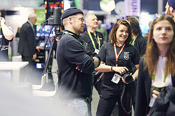 Gut besuchter Messestand von Sony mit dem Schriftzug „SONY – CREATIVITY CONNECTED“. Zahlreiche Besucherinnen und Besucher informieren sich über Produkte und Anwendungen.