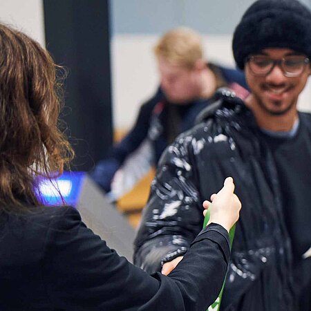 Besucherin und Besucher erhalten grüne Lanyards für ihre HAMBURG OPEN Tickets.