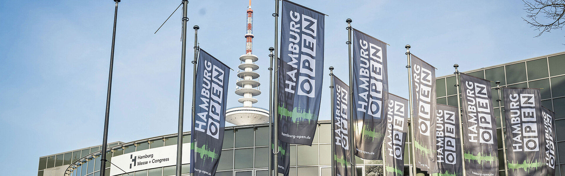 HAMBURG OPEN flags in front of the entrance to the exhibition hall. The Heinrich Hertz Tower can be seen in the background.