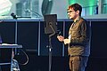 Speaker spricht auf der OPEN Stage vor dem Publikum der HAMBURG OPEN.