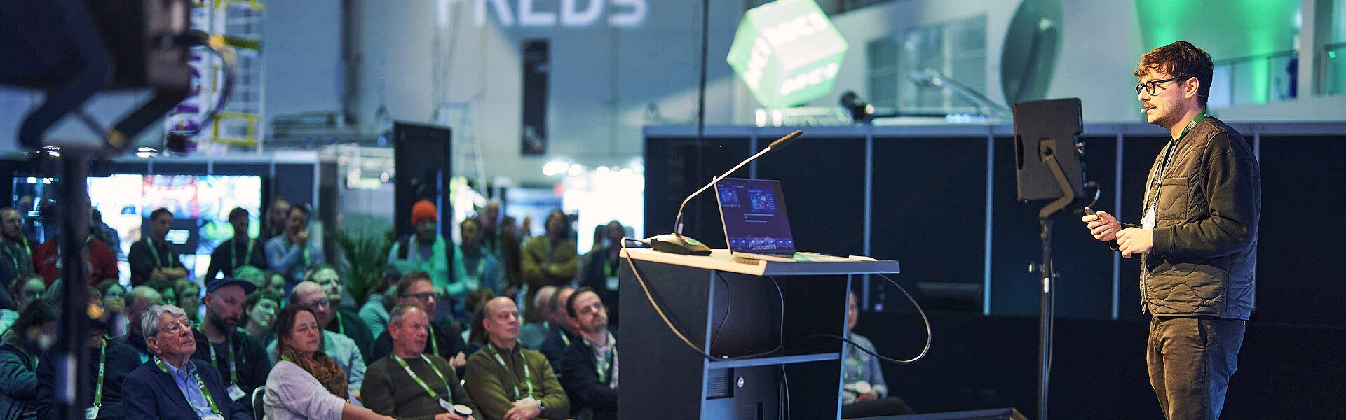 Speaker spricht auf der OPEN Stage vor dem Publikum der HAMBURG OPEN.
