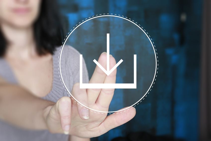 Frau drückt auf Downloadsymbol